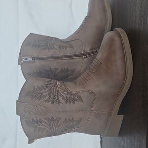 PAWZ Brown Embroidered Boots